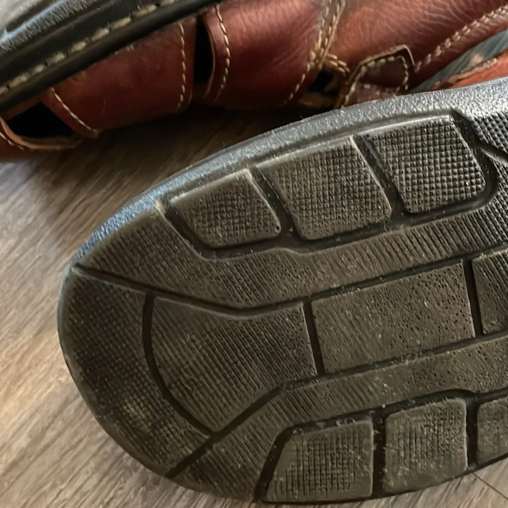 A7- Men’s Size 10 Brown Leather Hush Puppies Sandals